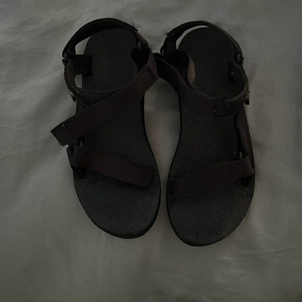 Black Teva 7